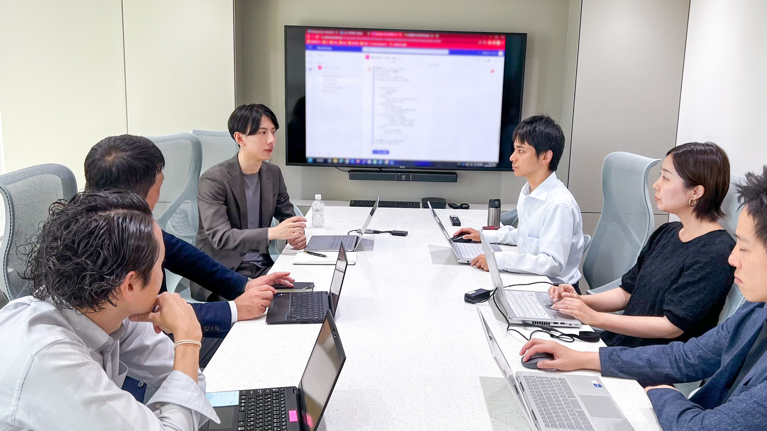WITHWITのメンバーがMicrosoft 365についてミーティングしている様子